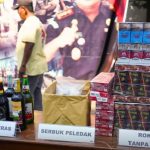 Barang bukti yang dimusnahkan antara lain berupa 2 kilogram sabu, 2 juta batang rokok ilegal tanpa pita cukai, 1.300 botol minuman keras, timbangan digital, telepon genggam
