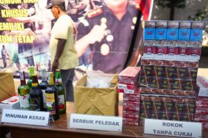 Barang bukti yang dimusnahkan antara lain berupa 2 kilogram sabu, 2 juta batang rokok ilegal tanpa pita cukai, 1.300 botol minuman keras, timbangan digital, telepon genggam