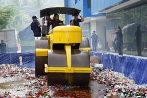 Pemusnahan ini bukan hanya akhir dari proses penindakan, tetapi juga strategi preventif untuk menekan distribusi BKC ilegal,” ujar Ilman Najib, Kepala Bidang Fasilitas Kepabeanan dan Cukai Kanwil Bea Cukai Sumbagbar, Kamis (26/6).