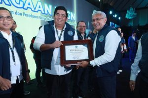 Bupati Bintan, Roby Kurniawan, menerima penghargaan dari Badan Narkotika Nasional Republik Indonesia (BNN RI) atas komitmennya dalam mendukung program Pencegahan, Pemberantasan, Penyalahgunaan, dan Peredaran Gelap Narkotika (P4GN), khususnya di kalangan generasi muda.Jakarta, Kamis malam (26/6).