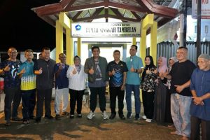 Bupati Bintan Roby Kurniawan mengunjungi Rumah Singgah Bintan di Kota Singkawang, Kalimantan Barat, Selasa malam (17/6).