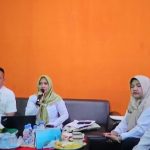 Bupati Lingga, M. Nizar, bersama Ketua Posyandu Kabupaten Lingga, Maratusholiha Nizar, mengikuti sosialisasi daring implementasi transformasi Posyandu berdasarkan Permendagri No. 13 Tahun 2024.