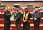 Penandatanganan persetujuan bersama dilakukan oleh Gubernur Kepri H. Ansar Ahmad bersama pimpinan DPRD Kepri, yakni Ketua Iman Sutiawan, Wakil Ketua I Dewi Kumalasari Ansar, dan Wakil Ketua II Tengku Afrizal Dahlan.