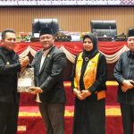Penandatanganan persetujuan bersama dilakukan oleh Gubernur Kepri H. Ansar Ahmad bersama pimpinan DPRD Kepri, yakni Ketua Iman Sutiawan, Wakil Ketua I Dewi Kumalasari Ansar, dan Wakil Ketua II Tengku Afrizal Dahlan.