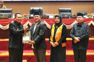 Penandatanganan persetujuan bersama dilakukan oleh Gubernur Kepri H. Ansar Ahmad bersama pimpinan DPRD Kepri, yakni Ketua Iman Sutiawan, Wakil Ketua I Dewi Kumalasari Ansar, dan Wakil Ketua II Tengku Afrizal Dahlan.