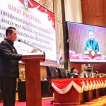Rapat paripurna tersebut dipimpin oleh Wakil Ketua I DPRD Kepri Dewi Kumalasari dan dihadiri anggota dewan, jajaran Forkopimda, serta pejabat tinggi Pemprov Kepri.