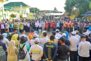 Tak lagi dibalut batik atau kemeja formal, para aparatur sipil negara (ASN) dan pegawai non-ASN kini tampil dalam balutan seragam olahraga.