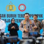 Kapolri Jenderal Listyo Sigit Prabowo melepas 700 buruh yang terdampak Pemutusan Hubungan Kerja (PHK)