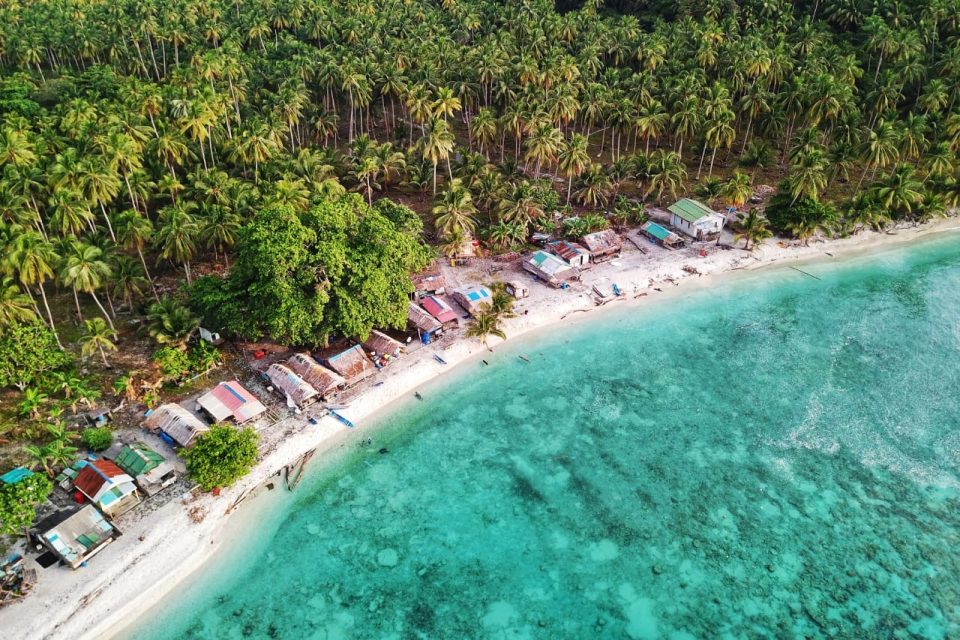 Keindahan kawasan pantai yang masih asri di sebuah pulau yang ada di Kecamatan Tambelan, Kabupaten Bintan, Kepulauan Riau.
