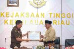 Wali Kota Tanjungpinang, Lis Darmansyah, menyerahkan piagam penghargaan kepada Kepala Kejaksaan Tinggi Kepulauan Riau, Teguh Subroto