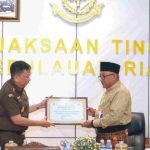Wali Kota Tanjungpinang, Lis Darmansyah, menyerahkan piagam penghargaan kepada Kepala Kejaksaan Tinggi Kepulauan Riau, Teguh Subroto
