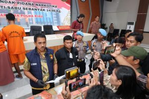 Polda Riau kembali mencetak prestasi dalam pemberantasan narkotika dengan mengungkap peredaran shabu seberat 14,96 kilogram.