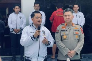 Penangkapan ini merupakan hasil pengembangan kasus siaran langsung bermuatan pornografi yang menjerat tiga tersangka lain, yakni RA (25), RPL (19), dan **MGOS (15