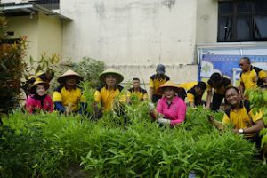 Hasil panen kemudian dibagikan kepada masyarakat yang melintas serta peserta yang hadir