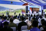 Presiden Prabowo Subianto meresmikan secara hybrid proyek pembangunan dan pengoperasian energi terbarukan di 15 provinsi, peningkatan produksi minyak sebesar 30 ribu barel dari Blok Cepu, serta peletakan batu pertama lima pembangkit listrik tenaga panas bumi (PLTP), pada Kamis, 26 Juni 2025. (Foto: BPMI Setpres) Read more: https://setkab.go.id/presiden-prabowo-dorong-swasembada-energi-hingga-desa-dan-pulau-terpencil/