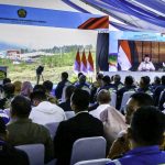 Presiden Prabowo Subianto meresmikan secara hybrid proyek pembangunan dan pengoperasian energi terbarukan di 15 provinsi, peningkatan produksi minyak sebesar 30 ribu barel dari Blok Cepu, serta peletakan batu pertama lima pembangkit listrik tenaga panas bumi (PLTP), pada Kamis, 26 Juni 2025. (Foto: BPMI Setpres) Read more: https://setkab.go.id/presiden-prabowo-dorong-swasembada-energi-hingga-desa-dan-pulau-terpencil/