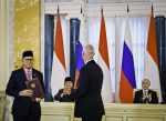 Presiden Republik Indonesia Prabowo Subianto dan Presiden Federasi Rusia Vladimir Putin menyaksikan langsung prosesi pertukaran sejumlah dokumen kerja sama bilateral antara kedua negara di Istana Konstantinovsky, St. Petersburg, Kamis (19/6).