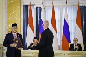 Presiden Republik Indonesia Prabowo Subianto dan Presiden Federasi Rusia Vladimir Putin menyaksikan langsung prosesi pertukaran sejumlah dokumen kerja sama bilateral antara kedua negara di Istana Konstantinovsky, St. Petersburg, Kamis (19/6).