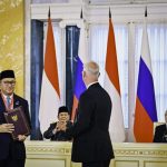 Presiden Republik Indonesia Prabowo Subianto dan Presiden Federasi Rusia Vladimir Putin menyaksikan langsung prosesi pertukaran sejumlah dokumen kerja sama bilateral antara pemerintah Indonesia dan Rusia di Istana Konstantinovsky, St. Petersburg, pada Kamis, 19 Juni 2025. (Foto: BPMI Setpres) Read more: https://setkab.go.id/presiden-prabowo-dan-presiden-putin-saksikan-pertukaran-mou-strategis-tegaskan-arah-baru-kemitraan-indonesia-rusia/