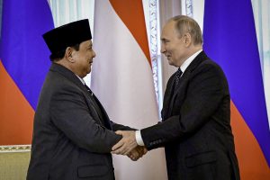 Presiden Republik Indonesia Prabowo Subianto dan Presiden Federasi Rusia Vladimir Putin menegaskan komitmen mempererat kemitraan strategis Indonesia–Rusia dalam pertemuan bilateral di Istana Konstantinovsky, Kamis (19/6).