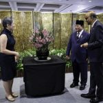 Presiden Prabowo memberikan nama anggrek “Paraphalante Dora Sigar Soemitro” di Parliament House, Singapura, pada Senin, 16 Juni 2025. (Foto: BPMI Setpres) Read more: https://setkab.go.id/presiden-prabowo-beri-nama-anggrek-paraphalante-dora-sigar-soemitro-dalam-kunjungan-kenegaraan-di-singapura/