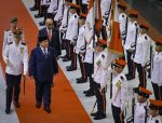 Presiden Republik Indonesia, Prabowo Subianto, memulai kunjungan kenegaraan di Singapura dengan menghadiri upacara penyambutan resmi di Parliament House, Senin pagi.