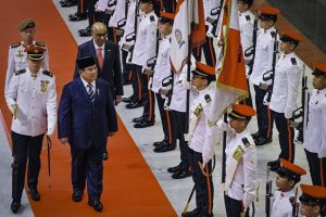 Presiden Republik Indonesia, Prabowo Subianto, memulai kunjungan kenegaraan di Singapura dengan menghadiri upacara penyambutan resmi di Parliament House, Senin pagi.