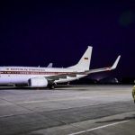 Presiden Prabowo bersama rombongan terbatas bertolak menuju Singapura dari Pangkalan TNI AU Halim Perdanakusuma, Jakarta, pada Minggu sore, 15 Juni 2025. (Foto: BPMI Setpres) Read more: https://setkab.go.id/presiden-prabowo-diundang-presiden-putin-indonesia-makin-dipandang-di-mata-dunia/