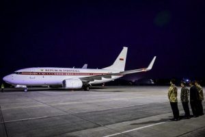 Presiden Prabowo bersama rombongan terbatas bertolak menuju Singapura dari Pangkalan TNI AU Halim Perdanakusuma, Jakarta, pada Minggu sore, 15 Juni 2025. (Foto: BPMI Setpres)