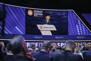 Presiden Prabowo Subianto menyampaikan pidato pada sesi pleno Saint Petersburg International Economic Forum (SPIEF) 2025 di ExpoForum Convention and Exhibition Centre, St. Petersburg, Rusia, pada Jumat, 20 Juni 2025. (Foto: BPMI Setpres) Read more: https://setkab.go.id/pertumbuhan-ekonomi-menuju-7-persen-presiden-prabowo-usung-visi-kemitraan-di-spief-2025/