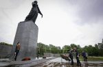 Presiden Republik Indonesia, Prabowo Subianto, melakukan upacara peletakan karangan bunga di Piskarovskoye Memorial Cemetery, St. Petersburg, Kamis (19/6/2025).