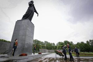 Presiden Republik Indonesia, Prabowo Subianto, melakukan upacara peletakan karangan bunga di Piskarovskoye Memorial Cemetery, St. Petersburg, Kamis (19/6/2025).