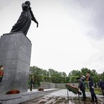 Presiden Republik Indonesia Prabowo Subianto melakukan upacara penghormatan dan peletakan karangan bunga di Piskarovskoye Memorial Cemetery, St. Petersburg, pada Kamis, 19 Juni 2025. (Foto: BPMI Setpres) Read more: https://setkab.go.id/presiden-prabowo-subianto-letakkan-karangan-bunga-di-piskarovskoye-memorial-hormati-jutaan-korban-perang-dunia-ii/