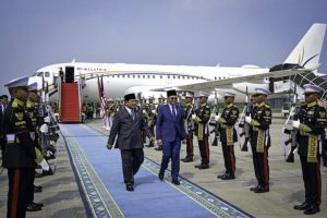 Presiden Republik Indonesia Prabowo Subianto menyambut langsung kedatangan Perdana Menteri (PM) Malaysia Anwar Ibrahim