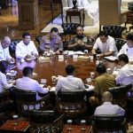 Presiden Prabowo Subianto menggelar pertemuan terbatas di kediaman pribadinya di Hambalang, Kabupaten Bogor, Jawa Barat, pada Senin, 23 Juni 2025. (Foto: BPMI Setpres) Read more: https://setkab.go.id/panggil-sejumlah-menteri-di-hambalang-presiden-prabowo-bahas-kondisi-global-dan-strategi-nasional/
