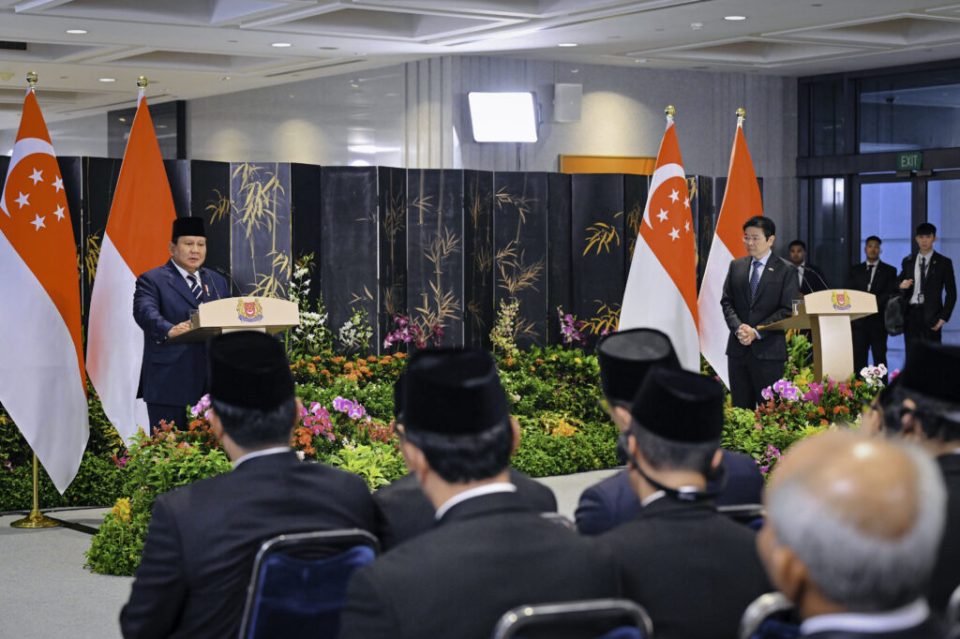 Presiden Republik Indonesia, Prabowo Subianto, menegaskan komitmen kuat untuk mempererat kerja sama strategis antara Indonesia dan Singapura dalam pertemuan Leaders’ Retreat perdananya bersama Perdana Menteri Singapura, Lawrence Wong.Singapura, Senin (16/6/2025)