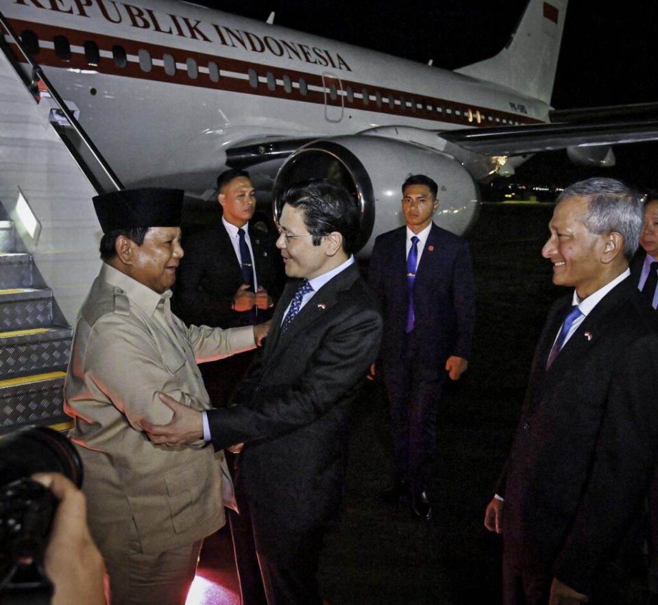 Presiden Republik Indonesia Prabowo Subianto tiba di Singapura pada Minggu malam untuk melakukan kunjungan kenegaraan. Pesawat Kepresidenan mendarat di Pangkalan Udara Paya Lebar sekitar pukul 21.00 waktu setempat.