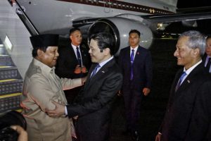 Presiden Republik Indonesia Prabowo Subianto tiba di Singapura pada Minggu malam untuk melakukan kunjungan kenegaraan. Pesawat Kepresidenan mendarat di Pangkalan Udara Paya Lebar sekitar pukul 21.00 waktu setempat.