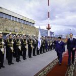 Presiden Prabowo bersama DPM Manturov melewati pasukan jajar kehormatan. Lagu kebangsaan Indonesia Raya dan lagu kebangsaan Federasi Rusia