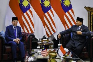 Presiden Republik Indonesia Prabowo Subianto dan Perdana Menteri Malaysia Anwar Ibrahim menegaskan komitmen bersama mendorong solusi damai bagi konflik Palestina serta menjaga stabilitas kawasan Timur Tengah. Hal tersebut disampaikan dalam konferensi pers bersama di Istana Merdeka, Jakarta, Jumat (27/6/2025).
