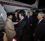 Presiden Republik Indonesia Prabowo Subianto tiba di Singapura pada Minggu malam, 15 Juni 2025. (Foto: BPMI Setpres) Read more: https://setkab.go.id/tiba-di-singapura-presiden-prabowo-disambut-langsung-oleh-pm-lawrence-wong/