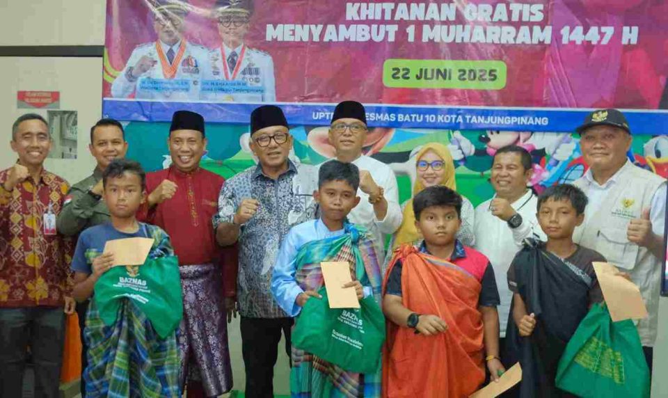 Wali Kota Tanjungpinang, Lis Darmansyah, Serta Ketua DPRDmenghadiri sekaligus menyaksikan langsung pelaksanaan kegiatan Khitanan Massal Gratis yang digelar oleh Dinas Kesehatan