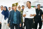 Sekdaprov Kepri Adi Prihantara bersama Wamen Dikdasmen saat meninjau Posko Virifikasi SPMB di Kota Batam. (Biro Adpim/Rudi Aziz)