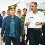 Sekdaprov Kepri Adi Prihantara bersama Wamen Dikdasmen saat meninjau Posko Virifikasi SPMB di Kota Batam. (Biro Adpim/Rudi Aziz)