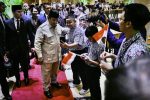 Suasana penuh semangat dan haru menyambut kedatangan Presiden Republik Indonesia Prabowo Subianto di hotel tempatnya bermalam di Singapura, pada Minggu malam, 15 Juni 2025. (Foto: BPMI Setpres) Read more: https://setkab.go.id/warga-dan-pelajar-indonesia-di-singapura-antusias-sambut-kedatangan-presiden-prabowo/
