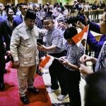 Suasana penuh semangat dan haru menyambut kedatangan Presiden Republik Indonesia Prabowo Subianto di hotel tempatnya bermalam di Singapura, pada Minggu malam, 15 Juni 2025. (Foto: BPMI Setpres) Read more: https://setkab.go.id/warga-dan-pelajar-indonesia-di-singapura-antusias-sambut-kedatangan-presiden-prabowo/