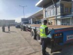 AKPS dan JPJ menahan lori jenis pole trailer yang digunakan untuk menyeludup 3,500 liter diesel ke negara jiran melalui Kompleks Imigresen, Kastam, Kuarantin dan Keselamatan (ICQS) Bukit Kayu Hitam, Kedah, semalam. - Foto ihsan AKPS.