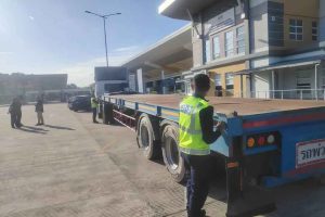 AKPS dan JPJ menahan lori jenis pole trailer yang digunakan untuk menyeludup 3,500 liter diesel ke negara jiran melalui Kompleks Imigresen, Kastam, Kuarantin dan Keselamatan (ICQS) Bukit Kayu Hitam, Kedah, semalam. - Foto ihsan AKPS.