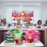 Kapolda Kaltim gelar konferensi pers terkait pengungkapan tindak pidana perlindungan konsumen atas peredaran beras yang tidak sesuai dengan klaim mutu pada kemasannya, Jumat (25/7/2025).