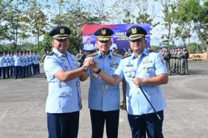 Komandan Lanud Sultan Hasanuddin, Marsekal Pertama TNI Arifaini Nur Dwiyanto, M.Han., memimpin upacara Serah Terima Jabatan (Sertijab) Komandan Skadron Teknik 044 di Apron Skatek 044, Kamis (31/7).